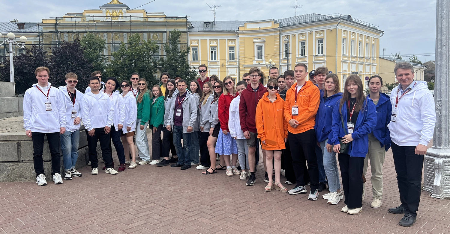 Финал кейс-чемпионата 2025, низкая длинная горизонтальная фотография